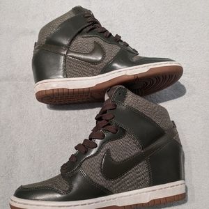 Women's Nike sky high dunk shoe's